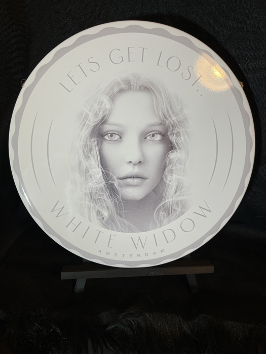 White Widow Pinup 30 cm x 30 cm Round Aluminum Sign - Headshop.com