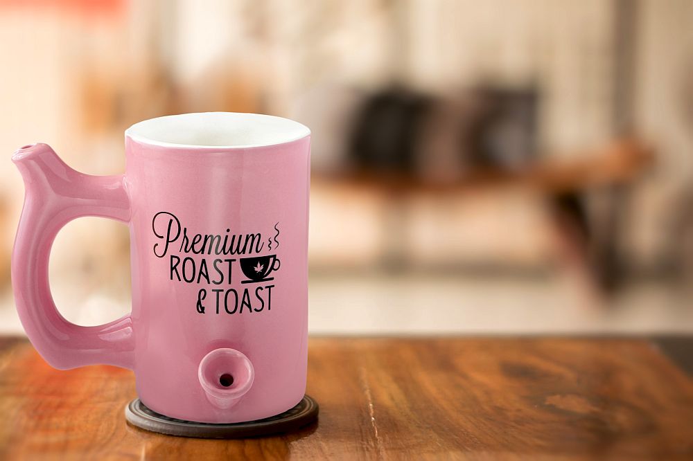 Pink roast & Toast mug with black logo - Headshop.com